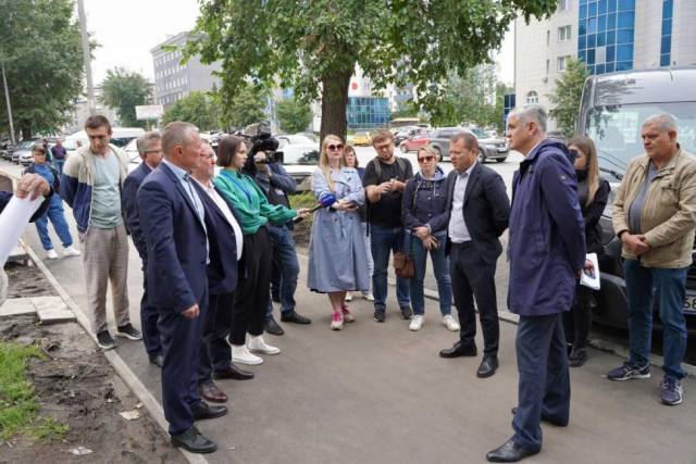 В Новосибирске депутаты проверили ремонт тротуаров у школ