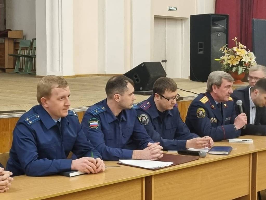 В Новосибирске сотрудники прокуратуры провели встречу с дольщиками долгостроя на Добролюбова