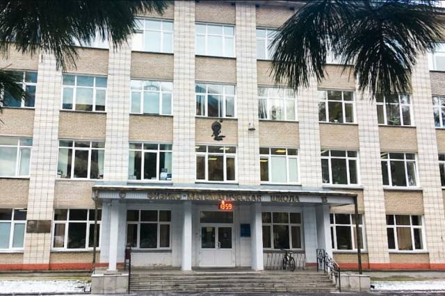 Здание ФМШ в Новосибирске взяли под временную защиту