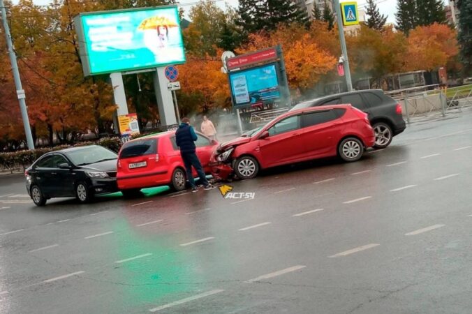 В центре Новосибирска столкнулись четыре автомобиля