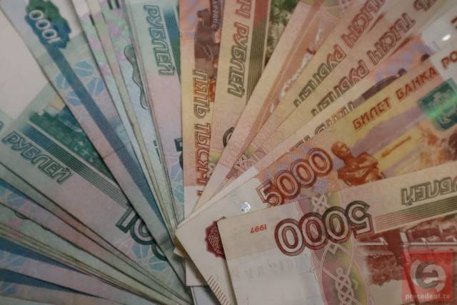 Новосибирцы назвали сумму на подарки ко Дню учителя