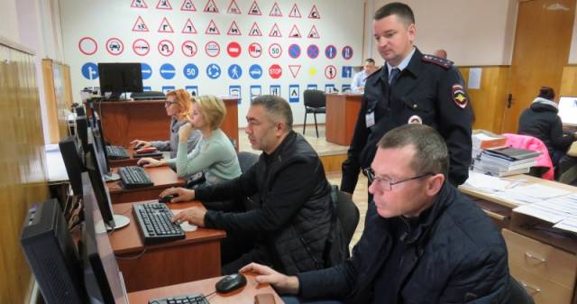 В Новосибирске мужчину оштрафовали за сдачу экзамена в ГИБДД со шпионским устройством