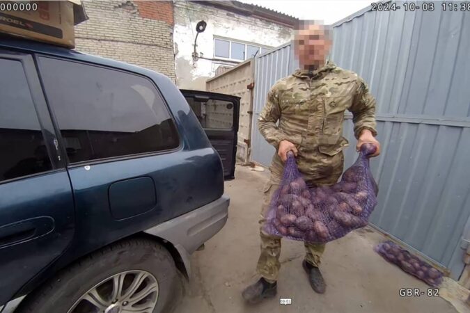 Уличный торговец попытался выкрасть конфискованный картофель в Новосибирске