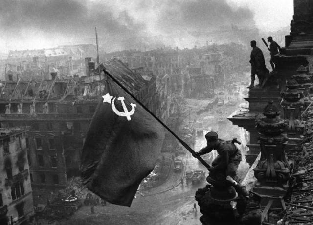 Знамя Победы появилось на здании мэрии Новосибирска