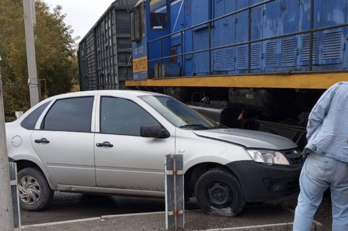 На переезде в Новосибирске автомобиль столкнулся с составом