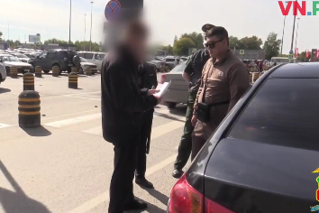 Мигрантов увезли в военкомат из новосибирского аэропорта