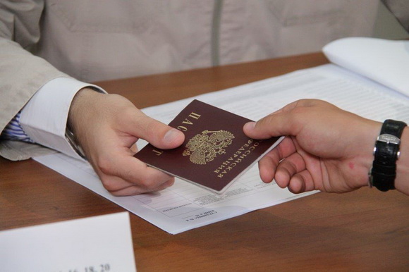 Родители в Новосибирске выстроились в очередь за штампом о гражданстве детей