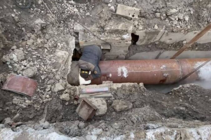 Глава Новосибирска Клемешов раскритиковал УК за беспорядок в устранении коммунальной аварии