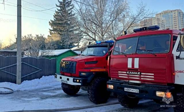 В Новосибирске горят 3 частных дома на улице 3-ей Кустарной