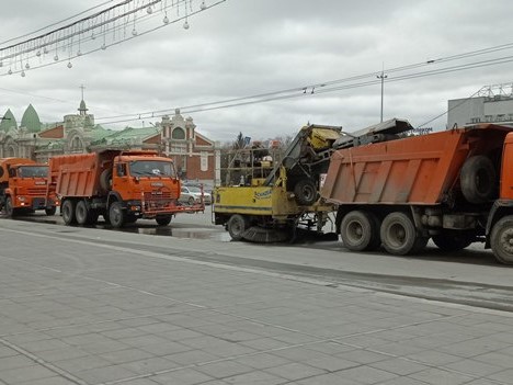 В Новосибирске 50 машин круглосуточно очищают город от грязи – должны успеть к 1 мая