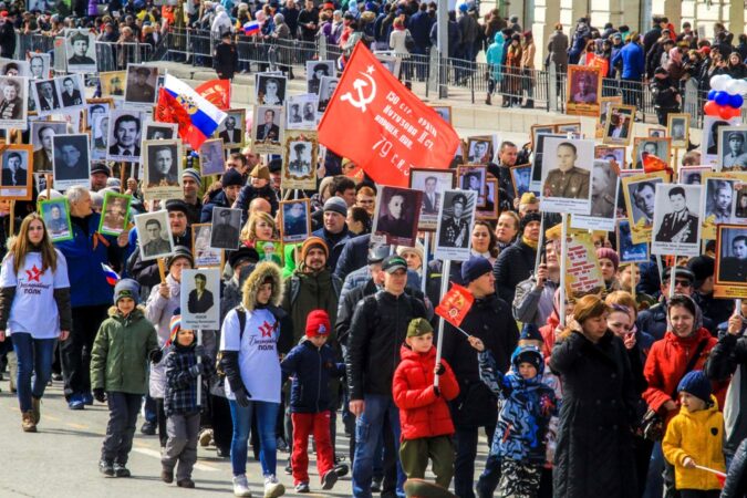 Курсанты со знаменами советских республик и ретротехника пройдут в шествии "Бессмертного полка" в Новосибирске