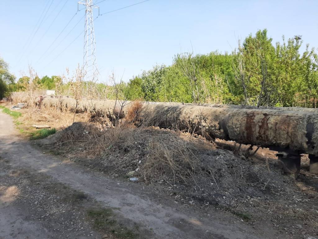 В Новосибирске жители улицы Бронной пожаловались на плачевное состояние теплотрассы