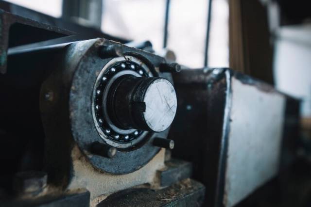 На заводе под Новосибирском двое рабочих погибли в конвейере