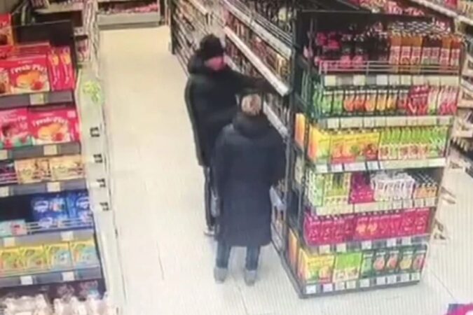 Житель Новосибирска похитил две банки кофе из магазина и попал под уголовное дело
