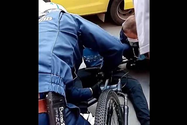 В Новосибирске 13-летний мальчик проткнул бедро ручным тормозом велосипеда