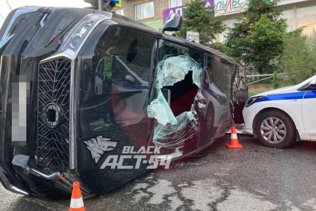 В Новосибирске «Toyota Land Cruiser» влетела в автомобиль ДПС