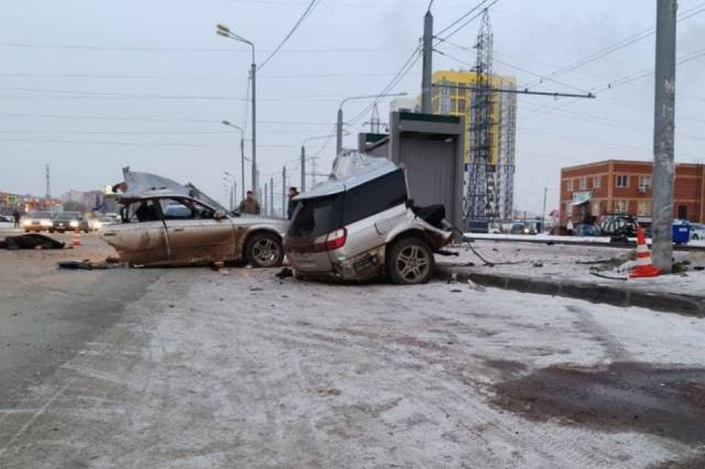 Два человека погибли после столкновения Subaru со столбом в Новосибирске