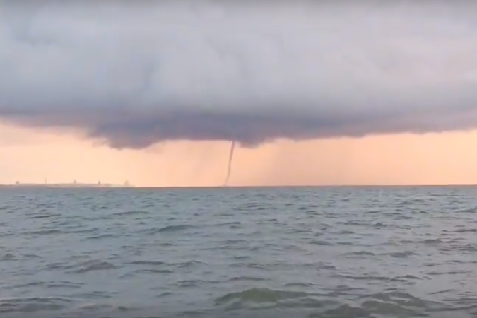 Над Обским морем пронесся смерч сегодня утром