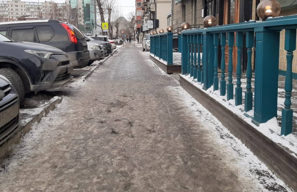 Мэр Новосибирска прокомментировал очистку тротуаров ото льда в центре города