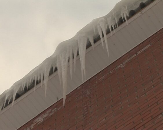 Сосулька упала на ребенка с 4-этажного дома в Октябрьском районе Новосибирска