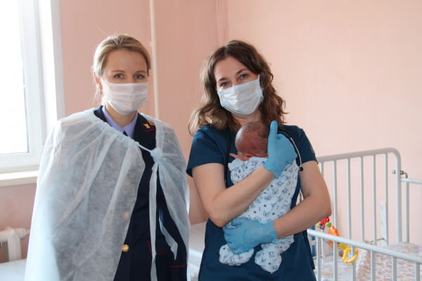 В Новосибирске приостановили уголовное дело о выброшенной в коробке на мороз новорожденной девочке