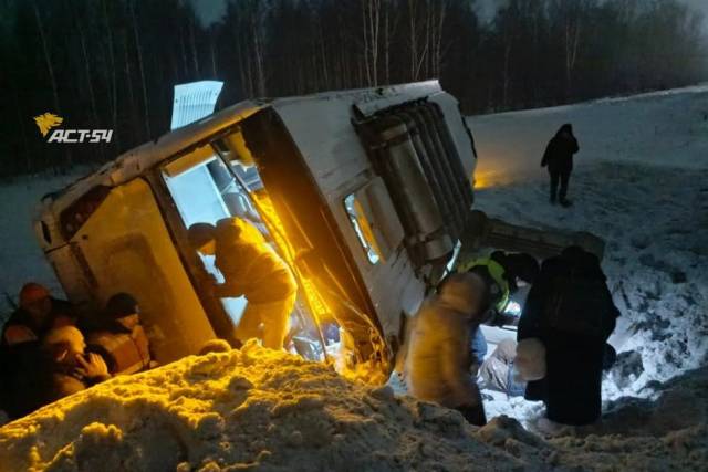 Автобус с людьми перевернулся на трассе под Новосибирском