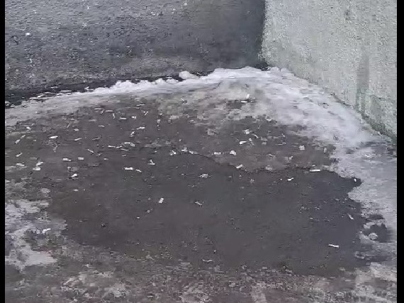 Окурки на асфальте: жильцы многоквартирного дома «воюют» с судебными приставами