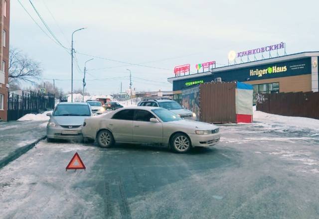 В Новосибирске при столкновении двух иномарок пострадала 14-летняя девочка