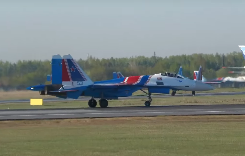 В аэропорту «Толмачево» приземлились 8 самолетов пилотажной группы «Русские витязи»
