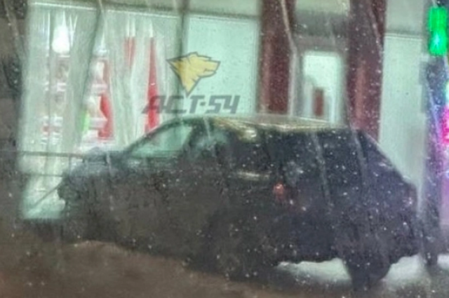 В Новосибирске автомобиль въехал в витрину магазина