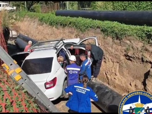 В Новосибирске «рено» упал в траншею теплотрассы