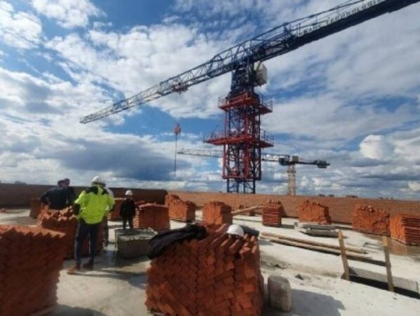 В Новосибирске прораба будут судить за гибель каменщика при падении в шахту лифта