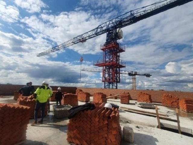 В Новосибирске прораба будут судить за гибель каменщика при падении в шахту лифта