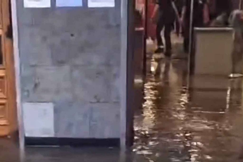 Прокуратура организовала проверку в связи с подтоплением железнодорожного вокзала в Новосибирске