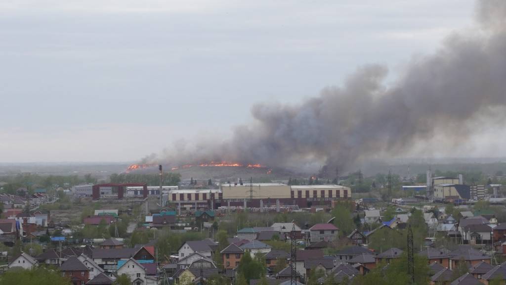 В Новосибирске горит Хилокский мусорный полигон