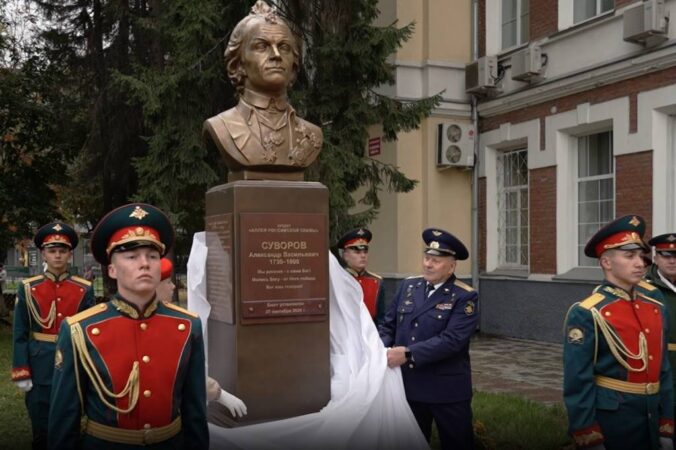 В центре Новосибирска установили памятник Суворову