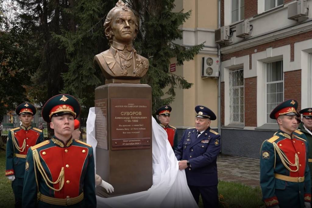 В центре Новосибирска установили памятник Суворову