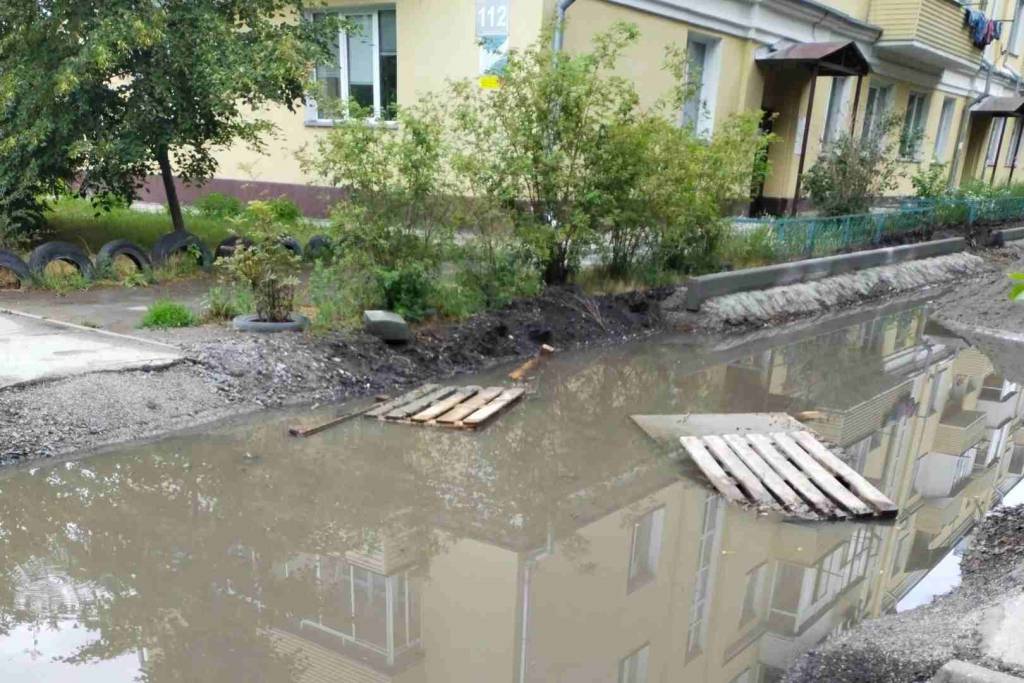 «Так уже два месяца»: жители Оби пожаловались на огромный котлован возле дома