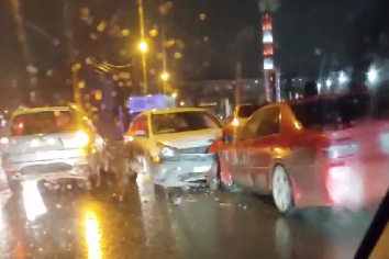 Лобовое ДТП вызвало пробку на «кольце Ада» в Новосибирске