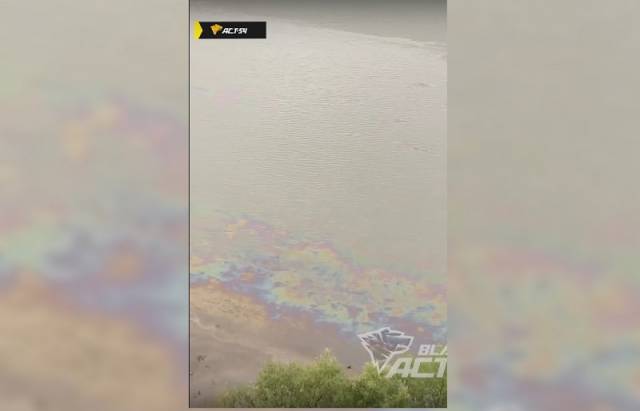 В Новосибирске вода в Оби покрылась бензиновой пленкой