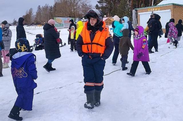 В Новосибирске журналистка увязла по пояс в снегу на Обском водохранилище