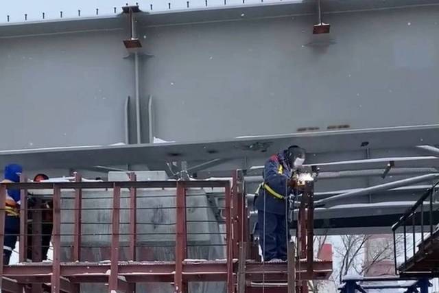 В Новосибирске рабочие продолжают строительство четвертого моста