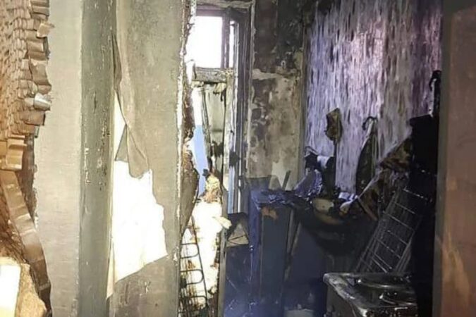 В Новосибирске огнеборцы сняли мужчину с балкона горящей квартиры