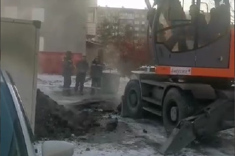 Сгнившей теплосети в Новосибирске 4 года не могут найти хозяина