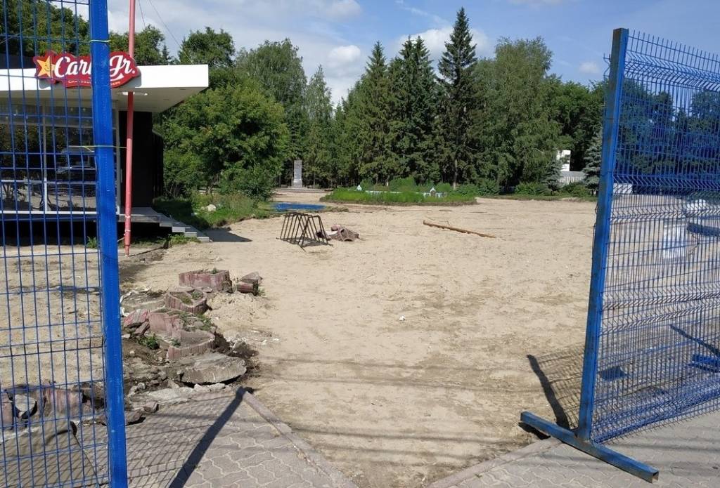 В Первомайском сквере Новосибирска открыли проход к нелегальному павильону с кафе Carl’s Jr во время ремонта