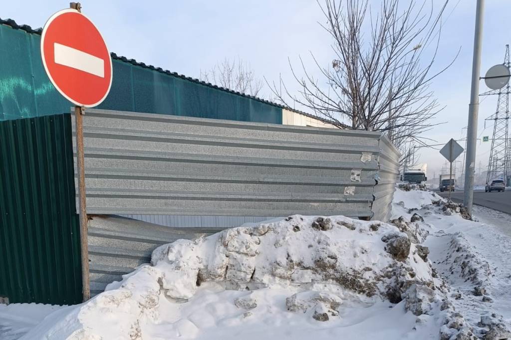 В Новосибирске субподрядчик ДЭУ трактором снес забор горожанина