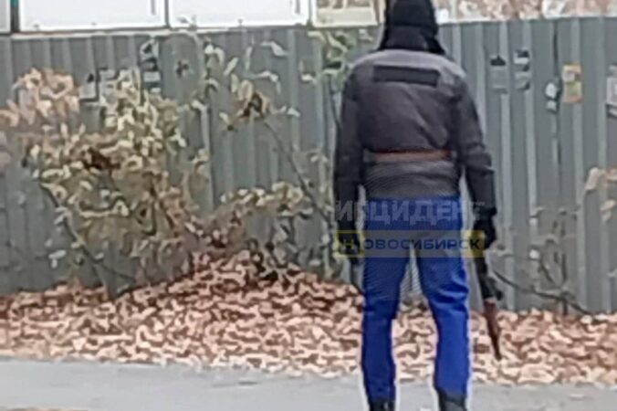 В Новосибирске на улице Громова ходит мужик с автоматом