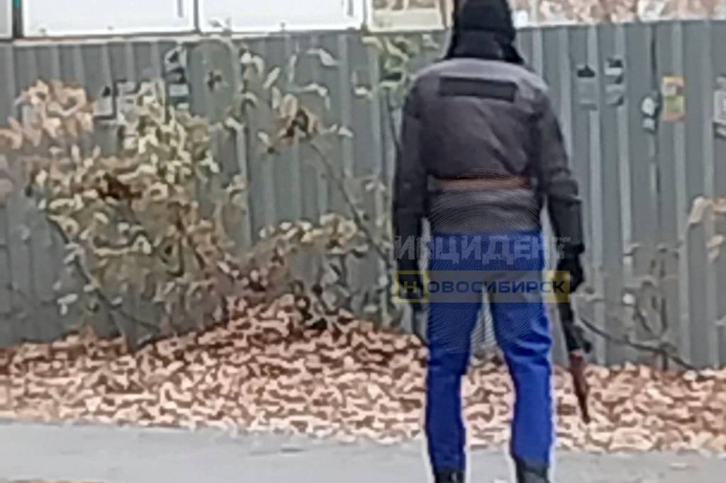 В Новосибирске на улице Громова ходит мужик с автоматом