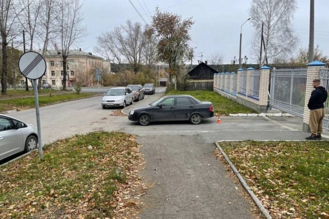 В Новосибирске 4-летний малыш попал под колеса  во дворе