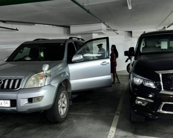 Испортили по заказу?: в бензобак внедорожника сибирячки залили неизвестную жидкость на парковке жилого дома